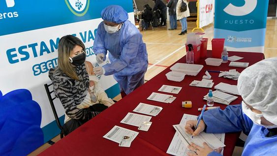 En el centro de vacunación del estadio Polimeni de Las Heras se estuvo vacunando a los mayores de 18 años. Foto: Orlando Pelichotti / Los Andes