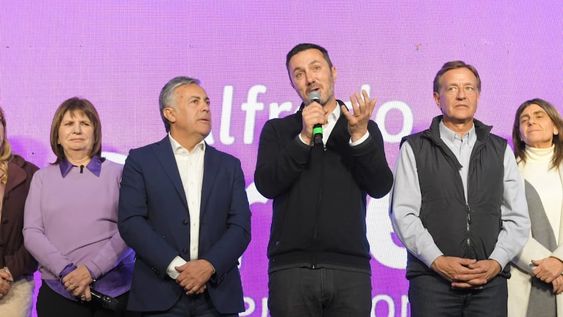 Alfredo Cornejo y Luis Petri, tras liderar las PASO 2023 en Mendoza, celebraron juntos en el búnker de Cambia Mendoza acompañados por Patricia Bullrich. Foto: Ignacio Blanco / Los Andes