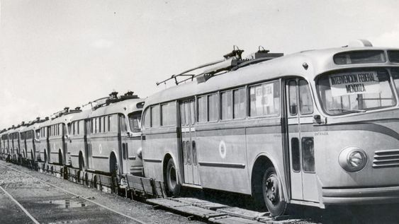 DECADA DE 1950   FECHA: AÑO 1956LUGAR: CIUDAD DE MENDOZAMOTIVO: TRANSPORTE.PRIMEROS TROLEBUSES QUE TRAJERON A MENDOZA.MERCEDES BENZ.ESTACION DEL FERROCARRIL GENERAL SAN MARTIN (AVENIDA SAN MARTIN Y LAS HERAS)GENTILEZA DANTE CIVELLI