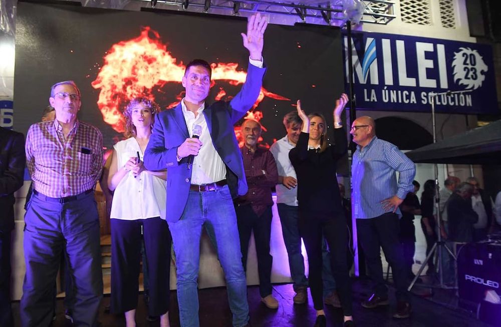 Elecciones presidenciales 2023 en la República Argentina.Festejos en el bunker del partido La Libertad Avanza de Javier Milei en MendozaFacundo Correa Llano  agradeciendo a los militantes Foto: José Gutierrez / Los Andes