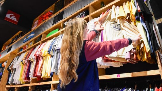 Adelanto de temporada primavera - verano, la indumentaria y calzado no aumentaron tanto como la inflación. foto: Mariana Villa / Los Andes.