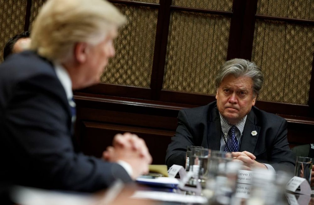 El ex asesor de Trump, Steve Bannon, está acusado de fraude por recaudar plata para construir el muro con México y destinarlo a uso personal.