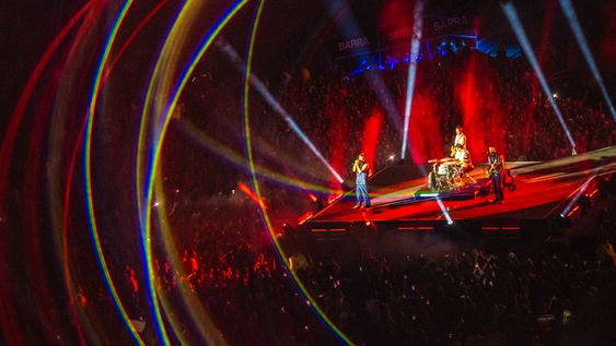 La banda desplegó un escenario impactante con pantallas LED, luces y efectos especiales.