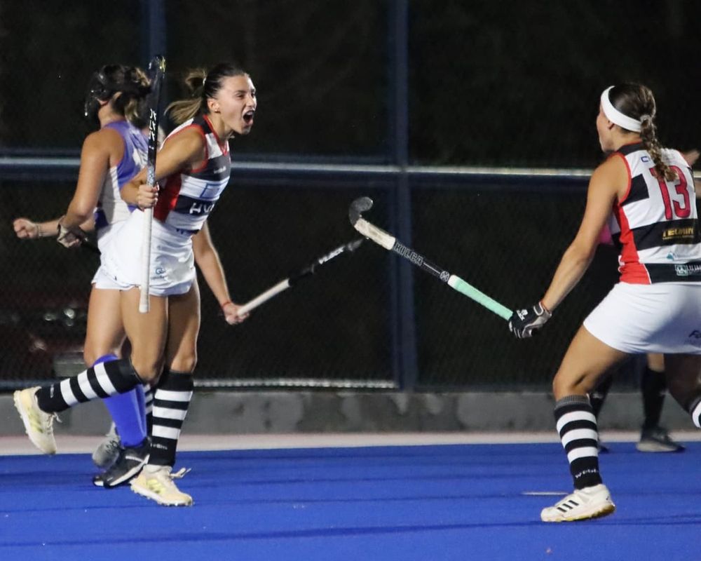Hockey Césped. Cami Chávez y Guillermina Romano gritan uno de los goles del Peuma ante la T Azul.