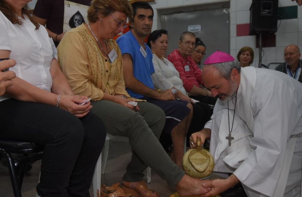 El obispo auxiliar realizó el tradicional lavado de pies en el hospital Central