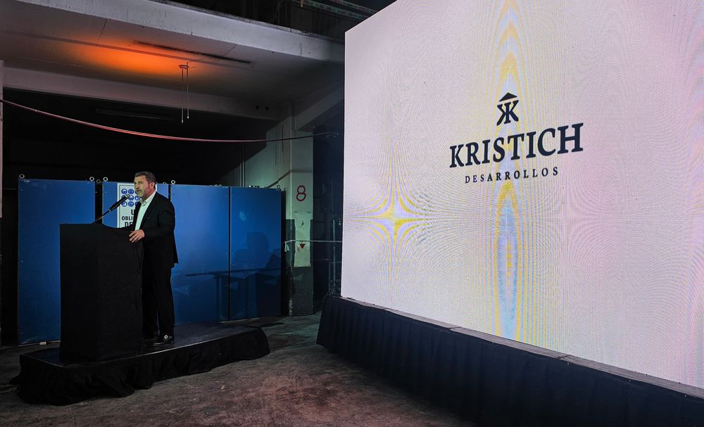 Flavio Kristich, en uno de los momentos más significativos de la noche de presentación de Nuklea: su agradecimiento a las empresarios y proveedores amigos que acompañan esta gran apuesta. 