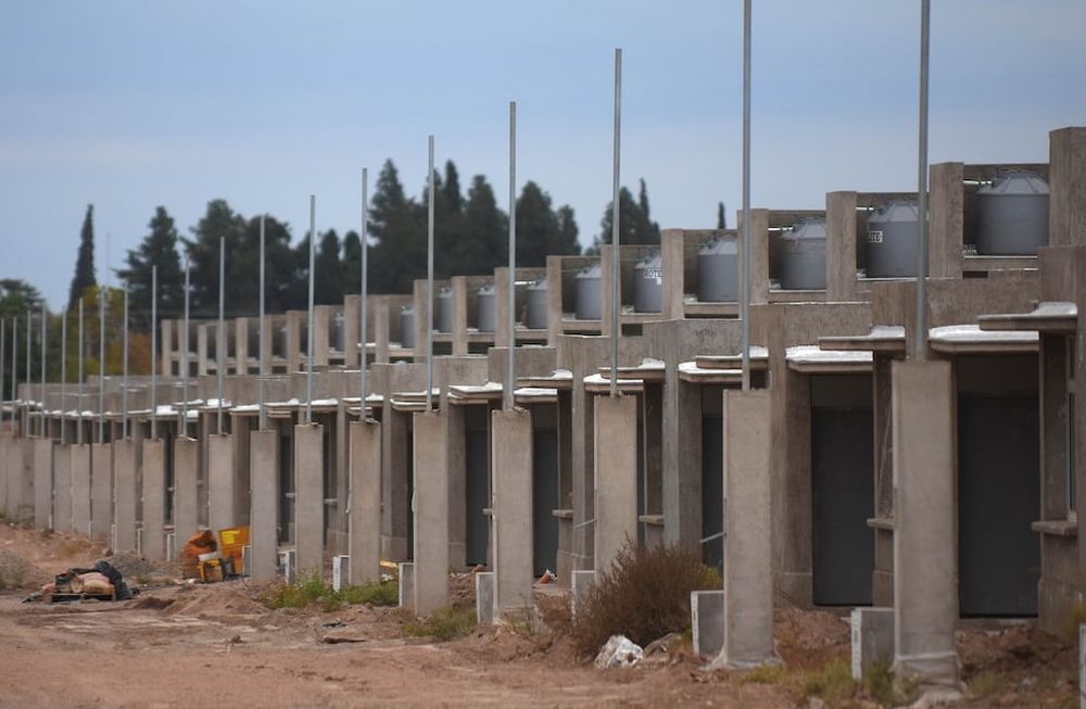 En 2020 el Gobierno Provincial terminó y entregó las llaves de 913 hogares que se habían empezado a construir durante la gestión de Alfredo Cornejo / Marcelo Rolland
