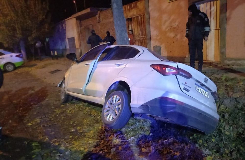 El hombre perdió el control del auto y terminó impactando contra un arbol.