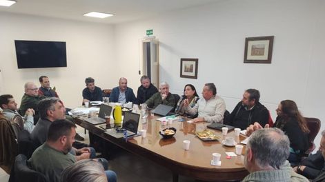 Los Andes | Los representantes de las entidades que integran la Mesa de la Producción y el Empleo se reunieron con el superintendente de Irrigación, Sergio Marinelli, para analizar el anteproyecto del Código de Aguas. Foto: Gentileza