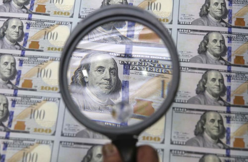 Se acelera la devaluación del peso frente al dólar.