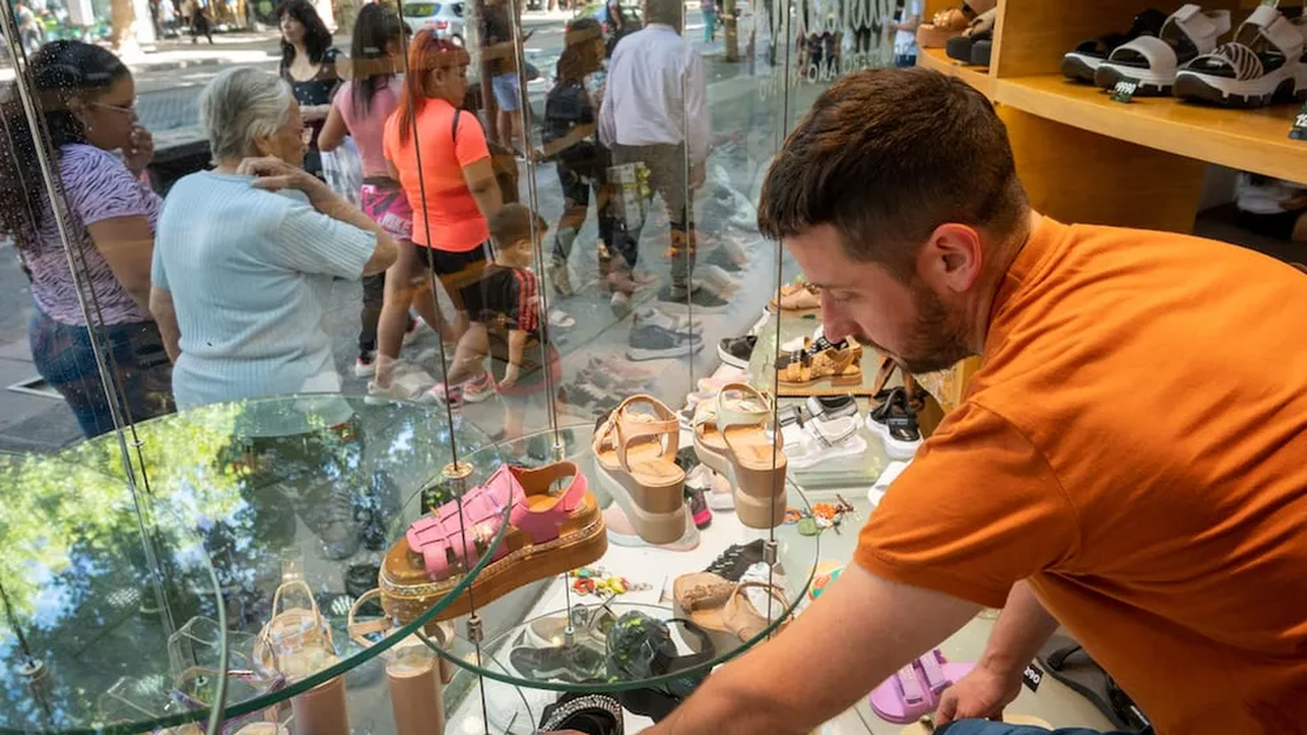 Empleados de comercio: aumento del 5% en tres tramos y suma fija