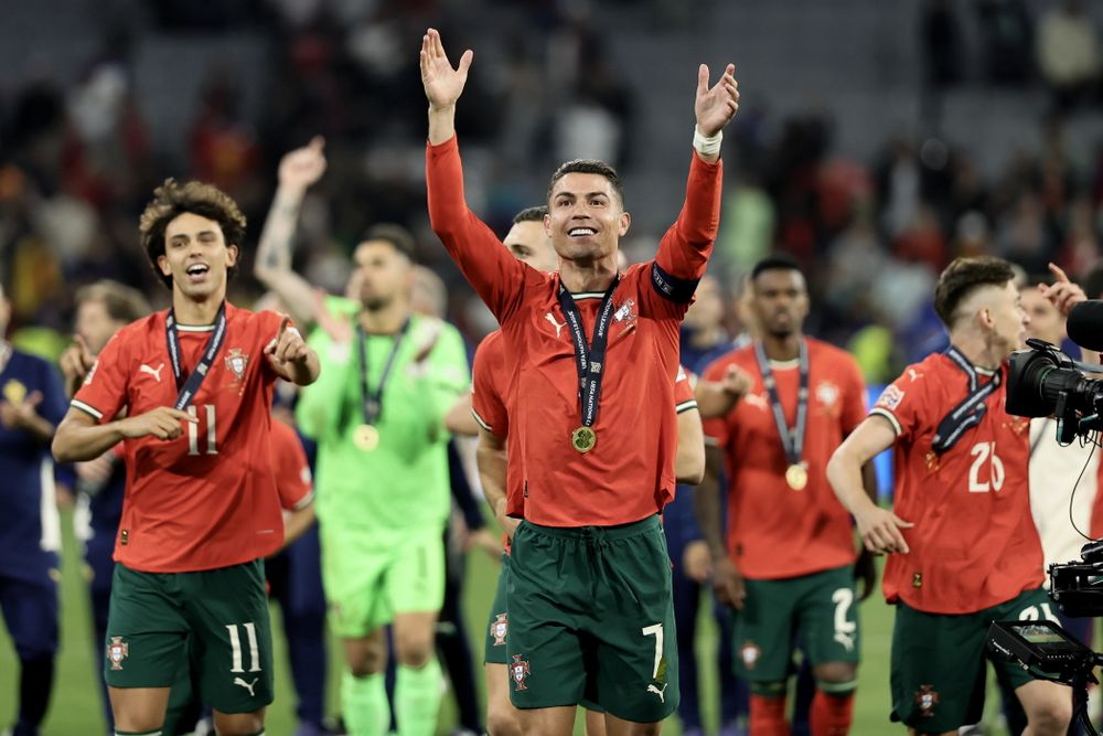 Cristiano Ronaldo (Mitte) aus Portugal feiert mit seinen Teamkollegen den Sieg im Finale der UEFA Nations League zwischen Portugal und Spanien am 8. Juni 2025 in München. (Deutschland, Spanien) EFE/EPA/RONALD WITTEK