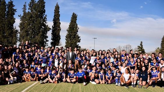 Hockey césped. Dirigentes, jugadores y familias participaron de la inauguración de la nueva cancha de Regatas-Andino en el Liceo Militar General Espejo.