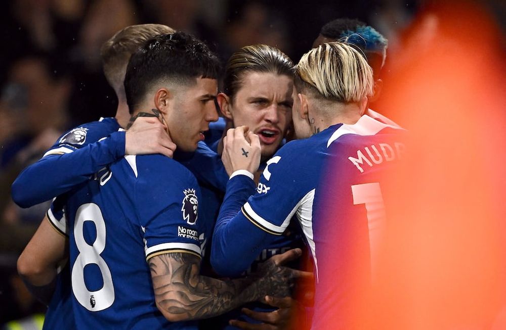Fútbol - Premier League - Chelsea v Manchester United - Stamford Bridge, Londres, Gran Bretaña - 4 de abril de 2024Conor Gallagher, del Chelsea, celebra el primer gol de su equipo con sus compañeros Foto NA: REUTERS/Dylan Martinez