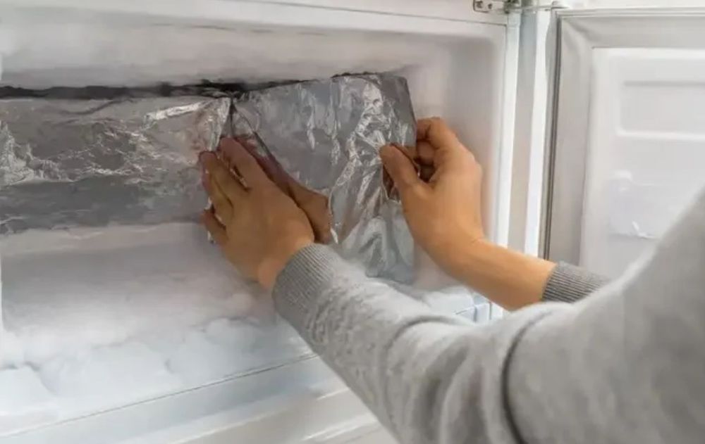 En determinados modelos, detrás de esas paredes se encuentran componentes del circuito de refrigeración.