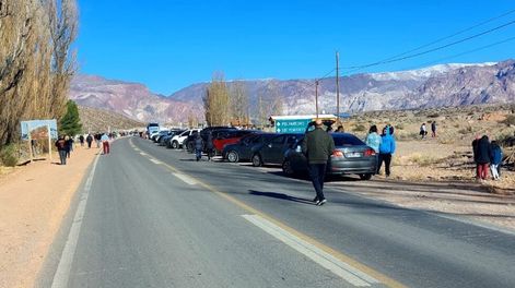 Cientos de autos esperan en Uspallata por la reapertura del paso a Chile. Gentileza / Gendarmería