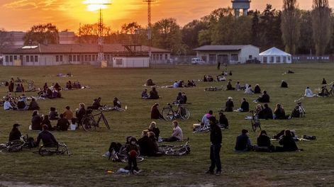 Los ciudadanos alemanes no vacunados contra el coronavirus podrían experimentar nuevas restricciones si los contagios siguen creciendo.
