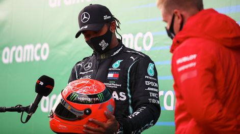 Los Andes | El piloto de Mercedes Lewis Hamilton recibe el casco de Michael Schumacher de parte de su hijo, Mick, luego de ganar el Gran Premio de Nürburgring en Alemania.
