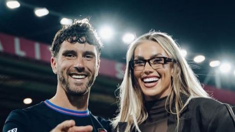 Pareja de futbolistas: Marcos Senesi y Kelci Rose-Bowers