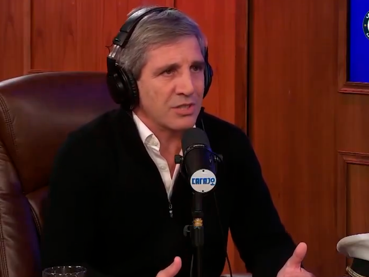 Caputo explicó los detalles del plan que busca incentivar el uso de dólares en la economía y eliminar controles sobre operaciones menores.