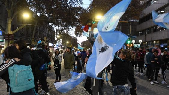 Selección Argentina, pasión de multitudes. Muchos mendocinos fueron al KM 0 a fesejar el triunfo argentino. / José Gutiérrez ( Los Andes).