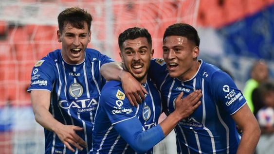 Martín Ojeda festeja con Allende y Castro Ponce el único gol del partido entre Godoy Cruz y Arsenal / Mariana Villa.
