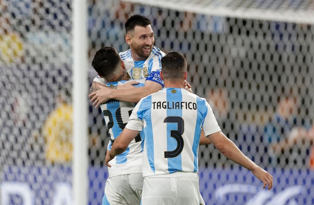 Lionel Messi celebra tras marcar el segundo gol de Argentina en la semifinal de la Copa América contra Canadá, el martes 9 de julio de 2024, en East Rutherford, Nueva Jersey. (AP Foto/Adam Hunger)