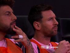 Lionel Messi, capitán del Inter Miami, en el banco de suplentes.