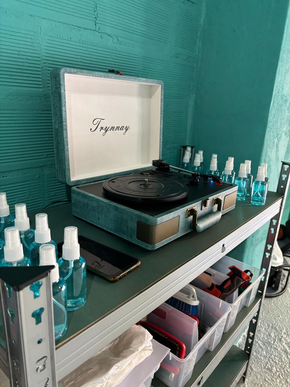 Vintage. El lavadero tiene est&eacute;tica pensada y armada por Natalia. Adem&aacute;s sirven caf&eacute; y ofrecen wifi para las casi 3 horas que demoran en limpiar un auto. | Foto: gentileza