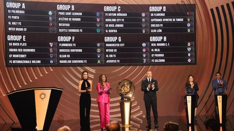 Los Andes | La presentadora de televisión italiana Diletta Leotta (izq.), la anfitriona Samantha Johnson (izq.), la ex estrella del fútbol italiano Alessandro del Piero (c.), con la cantante Gloria Estefan (2der.), el gran futbolista peruano Teófilo Cubillas (der.),