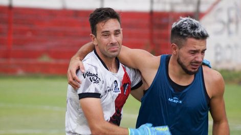 Los Andes | La mejor despedida. Matías Alasia (izquierda) recibe el abrazo emocionado del goleador Persia. El ‘1’ se retiró del fútbol con el ascenso (el tercero en su carrera) y cinco partidos seguidos con la valla invicta. Foto: Nicolás Ríos / Los Andes