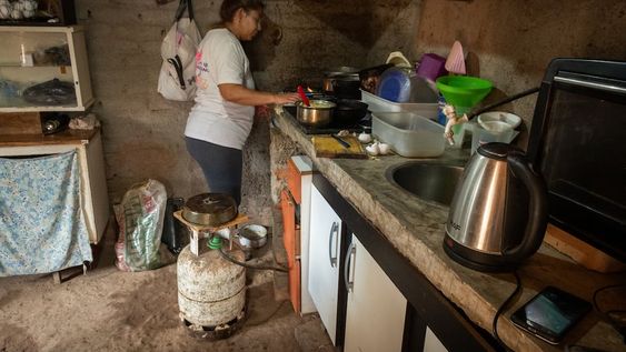 Liliana Quiroga reside en El Algarrobal de Abajo, de Las Heras. Comparte su hogar con sus hijos y nietos. Para las tareas diarias, como bañarse y cocinar, depende del agua almacenada en bidones y del suministro de gas en garrafa. | Foto: Ignacio Blanco / Los Andes