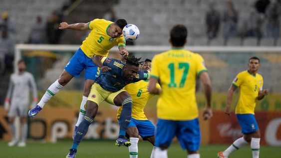 Casemiro, disputando la pelota en el partido contra Colombia, el cual Brasil ganó y le sirvió para asegurar la clasificación al Mundial Catar 2022.
