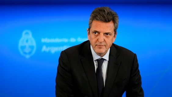 ARCHIVO - El ministro de Economía argentino Sergio Massa llega a una conferencia de prensa en Buenos Aires, Argentina, el 3 de agosto de 2022. Massa es uno de los precandidatos presidenciales para las elecciones de octubre. (AP Foto/Natacha Pisarenko, Archivo)