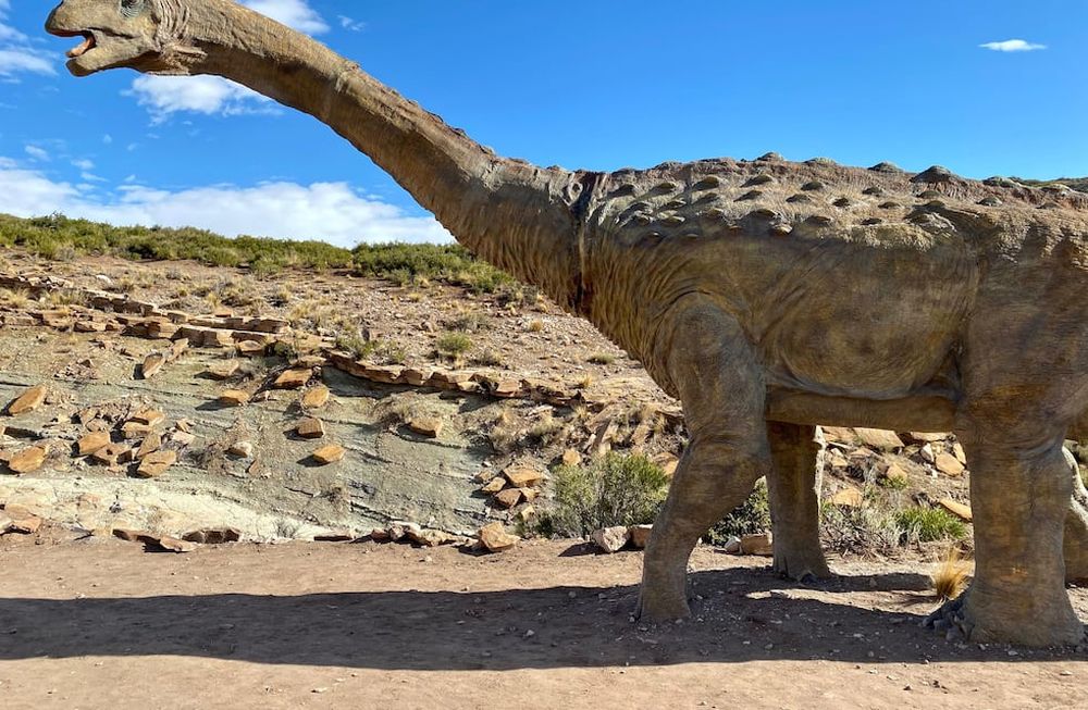 Malargüe cuenta con atractivos naturales invaluables pero suma el plus de otras propuestas como la investigación. Es que es un polo de turismo científico. Parque de Huellas de Dinosaurios
