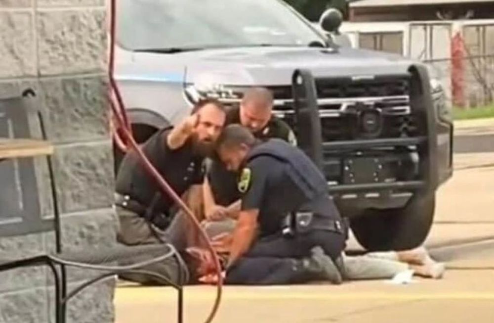 La brutal detención ocurrió en Mulberry, Arkansas. Los tres agentes fueron suspendidos mientras se investiga lo ocurrido. / Foto: captura de video