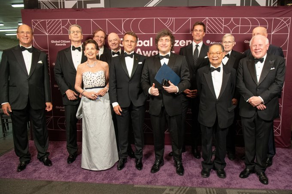 El presidente Javier Milei, junto a su par de Francia, Emannuel Macron, el presidente de la FIFA, Gianni Infantino, entre otras figuras importantes en el Atlantic Council.