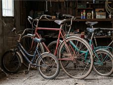 Además de ahorrar dinero, reutilizar una bicicleta permite reducir residuos y crear objetos únicos en casa.