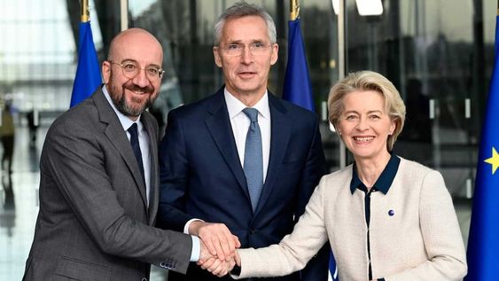 Ursula von der Leyen, presidenta de la Comisión Europea (dcha.), Jens Stoltenberg, secretario general de la OTAN, y Charles Michel (izqda.), presidente del Consejo Europeo.