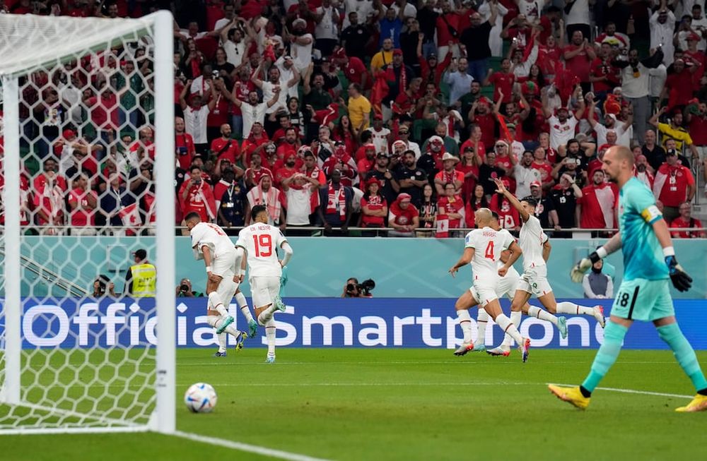 Hakim Ziyech anotó el 1-0 para Marruecos en el inicio del juego. El arquero canadiense Milan Borjan, nada pudo hacer. Se cierre el Grupo F en el estadio Al Thumama de Doha. (AP Photo/Natacha Pisarenko)