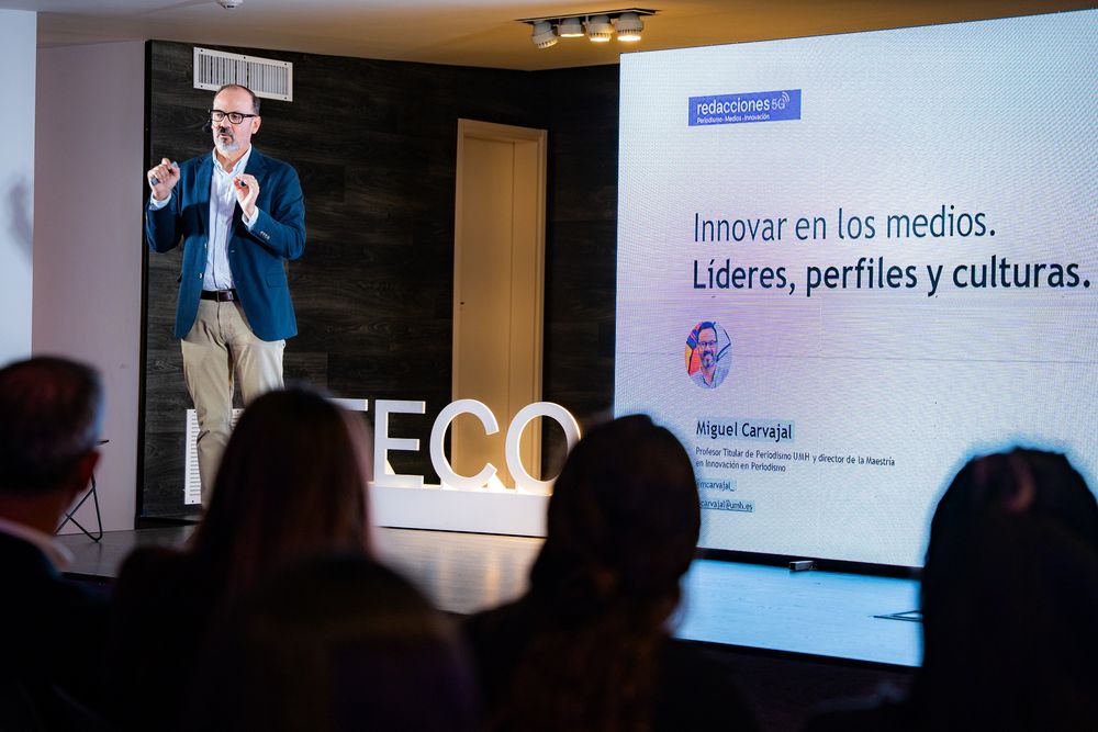 La exposición central estuvo a cargo de Miguel Carvajal Prieto, periodista, investigador, profesor y director del Máster en Innovación en Periodismo en la Universidad Miguel Hernández en España.