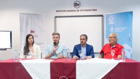 La diputada nacional Marisa Uceda, el secretario de Desarrollo Territorial Luciano Scatoloni, el presidente del INV Martín Hinojosa y el intendente de Guaymallén Marcelino Iglesias fueron parte del encuentro. Imagen: gentileza