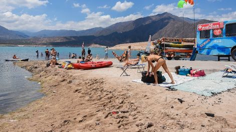 El Dique Potrerillos es uno de los lugares más elegidos por los mendocinos.