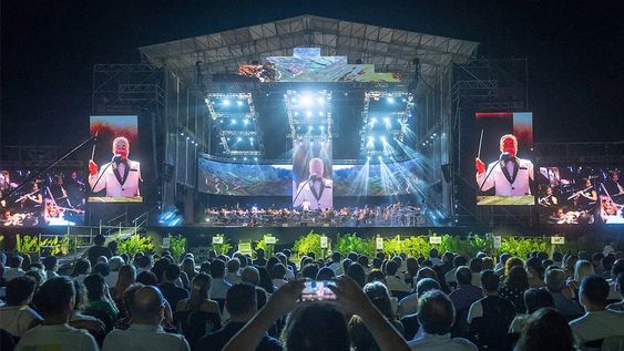 El escenario, detrás de los viñedos que recorrerán las soberanas, brillará con la presencia de la Orquesta Filarmónica, como en 2020. Foto: archivo / Los Andes