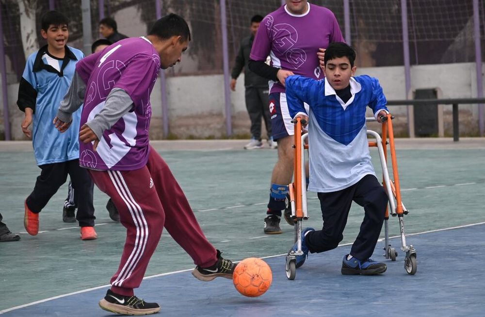 Integración, deporte y diversión: más de 70 chicos y chicas se sumaron a un encuentro de fútbol adaptado