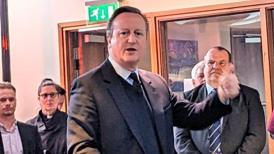 El Secretario de Relaciones Exteriores David Cameron se dirigió en una recepción comunitaria en las Islas Malvinas, recordando los 11 años desde la votación definitiva de los isleños donde eligieron seguir siendo parte de Gran Bretaña.