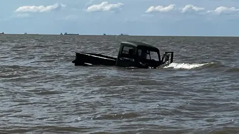 Intentaron cruzar el Río de la Plata en camioneta, quedaron atrapados y tuvieron que escapar nadando