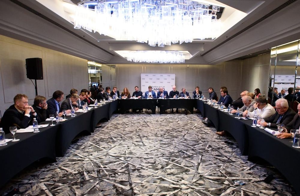 Cumbre de Juntos por el Cambio con economistas en el barrio porteño de Retiro