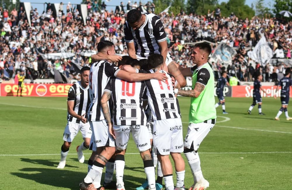 Gimnasia y Esgirma se puso en ventaja ante la Lepra por 1-0 con un tanto de Santiago Solari. / Mariana Villa (Los Andes).