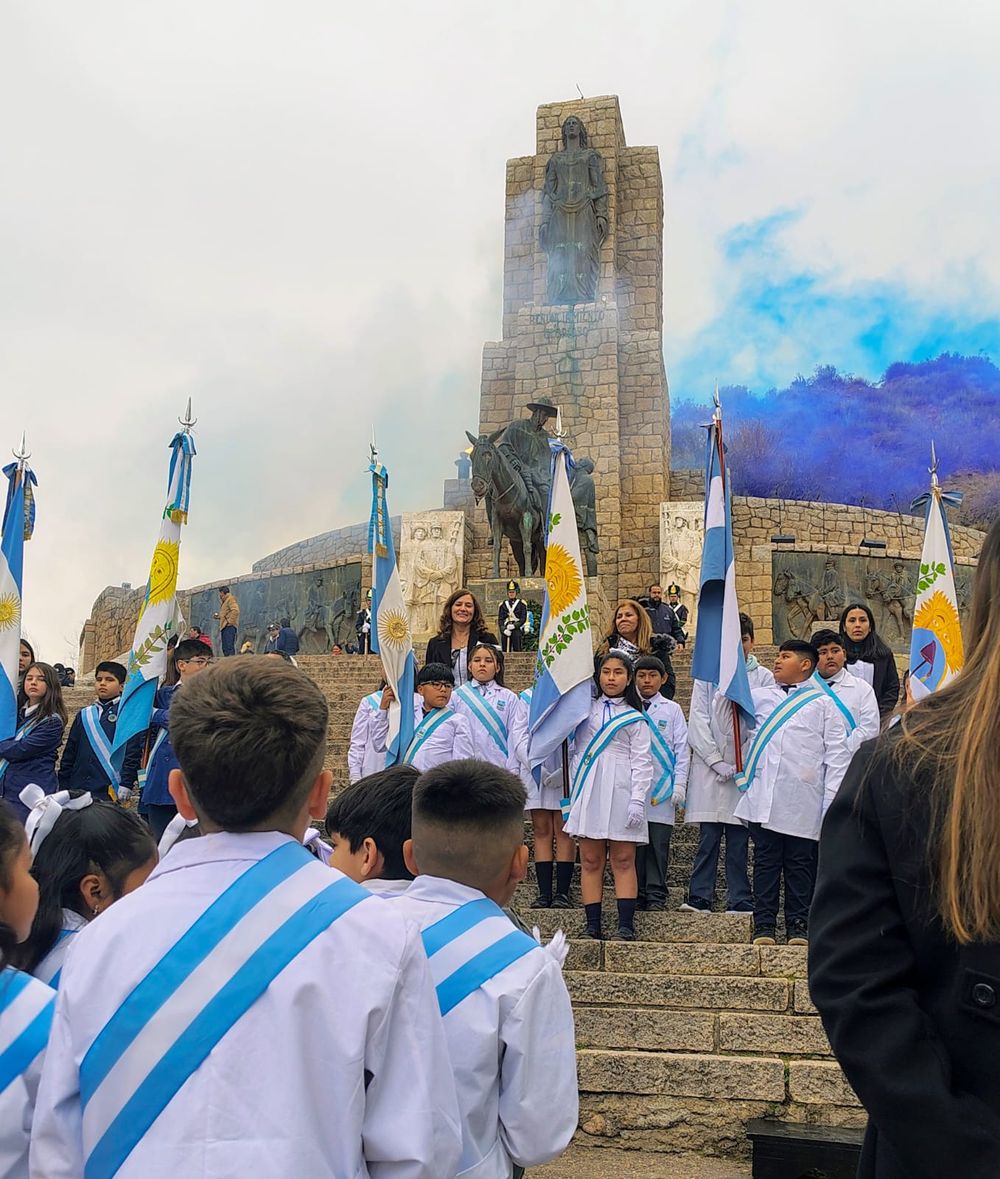 Alumnos de escuelas primarias prometieron lealtad a la Bandera Provincial al pie del Monumento Retorno a la Patria.